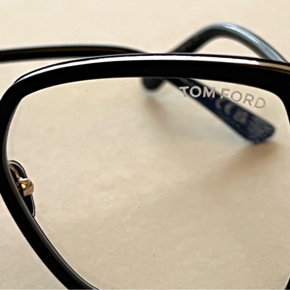 Tom Ford Black and Gold Women's Eyeglasses

Eyeglass Measurement

55-18-140 - Picture 4 of 7